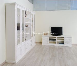 Libreria stile classico costruita artigianalmente in legno massello con ante e cassetti finitura colore bianco anticato